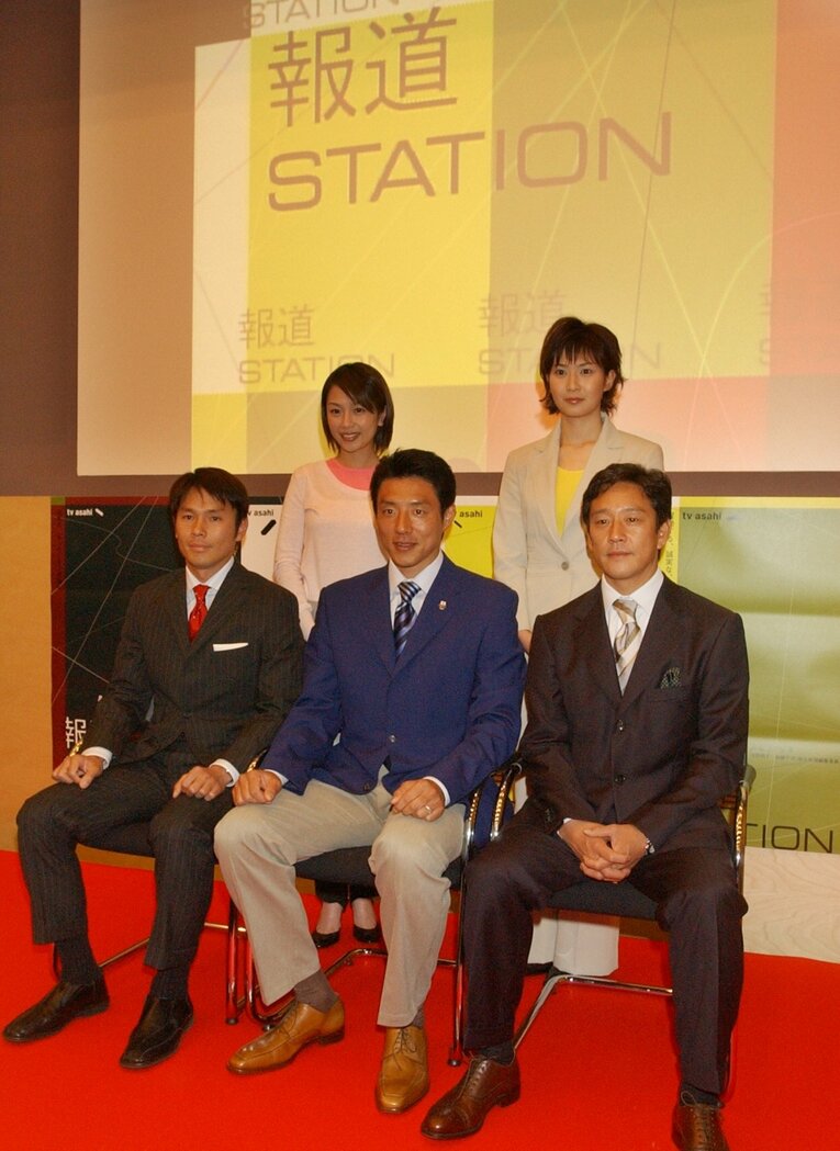 2004年3月、「報道ステーション」のお披露目会見で。前列右が栗山さん、後列右が徳永さん　©Sankei Shimbun