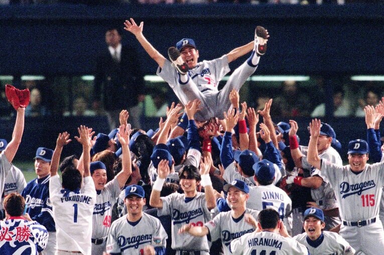 1999年9月、中日ドラゴンズが1988年以来11年ぶりのセ・リーグ優勝。ナインに胴上げされる星野仙一監督 ／ photograph by JIJI PRESS
