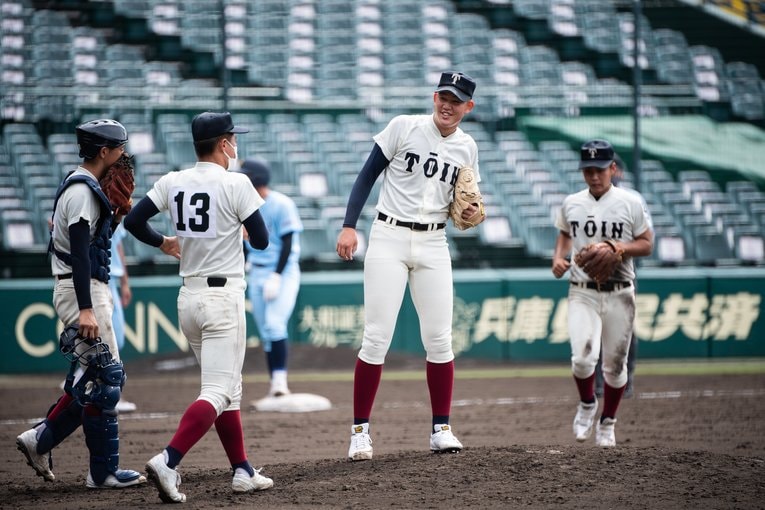 21年夏の甲子園、近江戦で8回裏からマウンドに立った188cm右腕・川原　©Nanae Suzuki