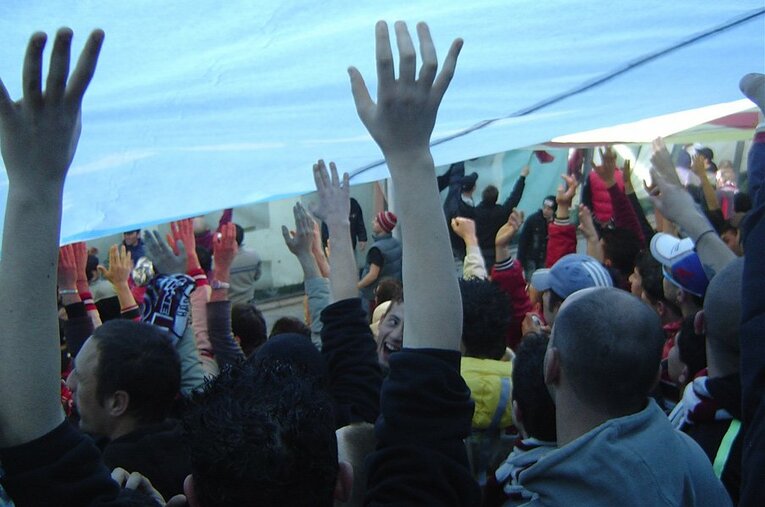 潜入写真！無法ウルトラスの実態。スタジアム内を包む炎に発煙筒……。(10) ／ photograph by Takashi Yuge