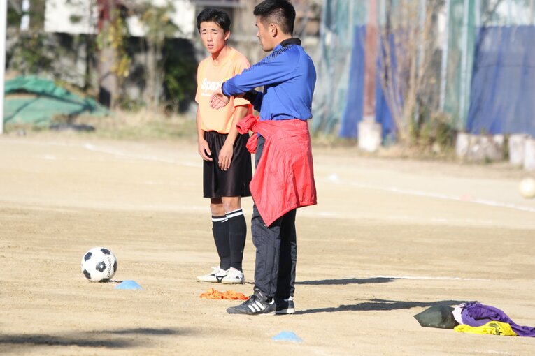 小西監督の指示を聞く、MF冨士村優（1年）。U-16日本代表候補にも名を連ねる（2021年11月撮影）　©︎Takahito Ando