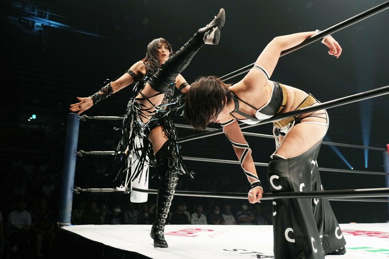 開幕戦でレディCにかかと落としを見舞う上谷沙弥　©Essei Hara