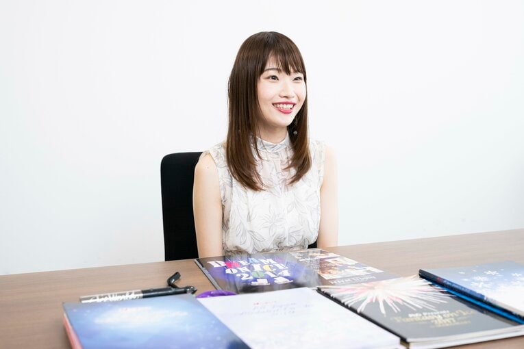 インタビューに応じた藤原アナウンサー。取材時には長年集めたパンフレットやグッズがずらり