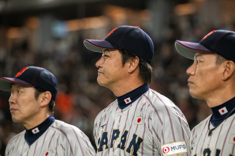 プレミア12決勝戦、台湾代表の表彰式を見つめる金子誠コーチ　©Nanae Suzuki