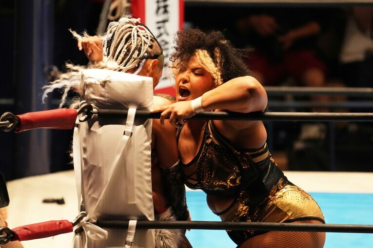 ナイチンゲールはコーナーのジュリアにラリアットを見舞う　©Essei Hara