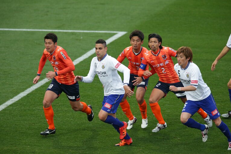 2016年、大宮時代の横山知伸（18番）と菊地光将　©︎J.LEAGUE