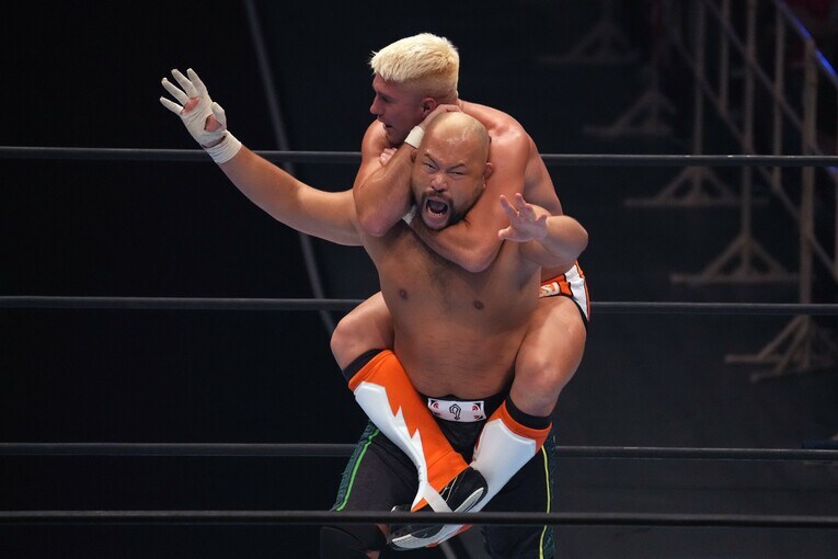 G1開幕戦でグレート‐O‐カーンを絞め上げるザック。7月20日、大阪府立体育会館　©Essei Hara