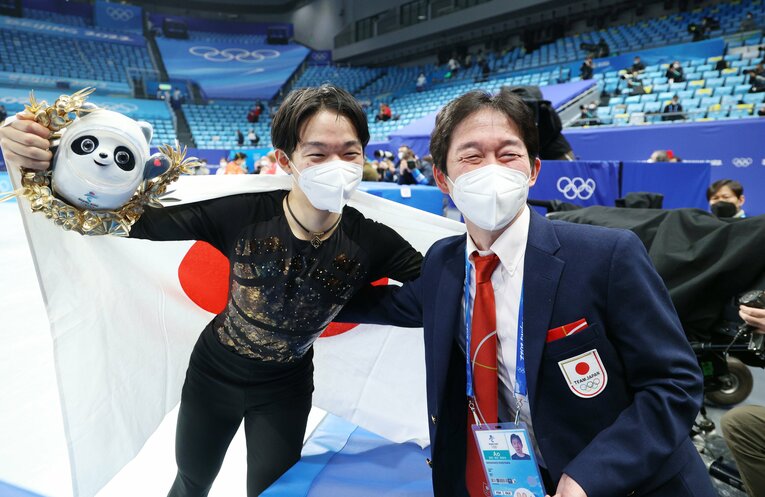 北京五輪で銀メダルを獲得した鍵山優真と父でコーチの正和氏　©JIJI PRESS