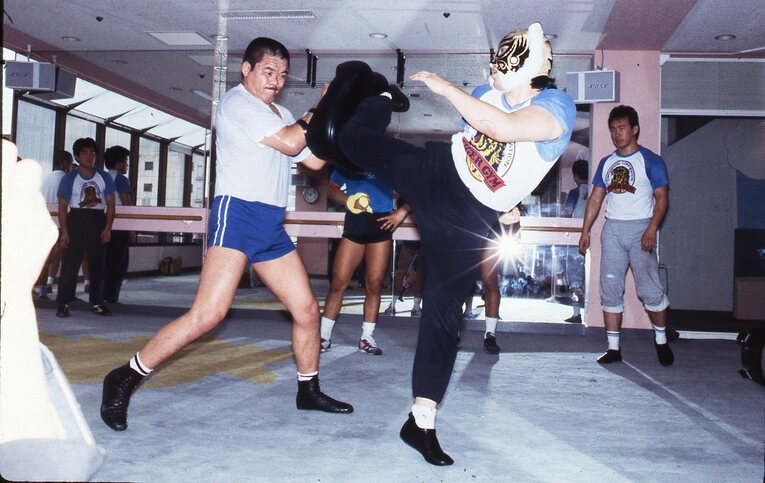 プロレスラー時代の佐山聡のキック練習。ミットを受けるのは藤原喜明　©Moritsuna Kimura/AFLO