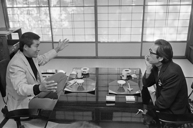 小説家・柴田錬三郎と対談する尾崎将司（1970年）©︎BUNGEISHUNJU