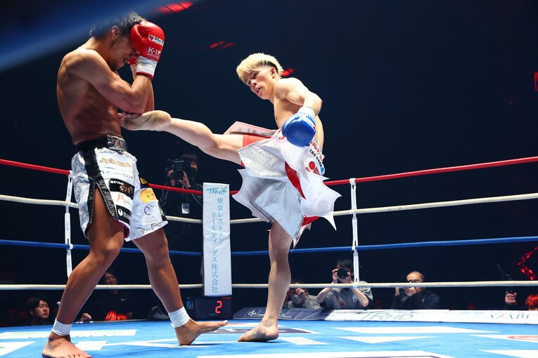 ミドルキックを放つ門口佳佑　©RISE/Chiyo Yamamoto