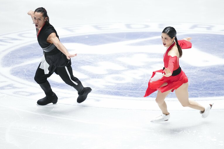 NHK杯SPで演技を行う村元＆高橋