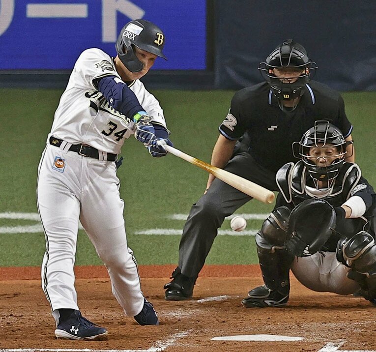 CSファイナルステージ第1戦でセンター前安打を放った吉田正尚　©︎KYODO