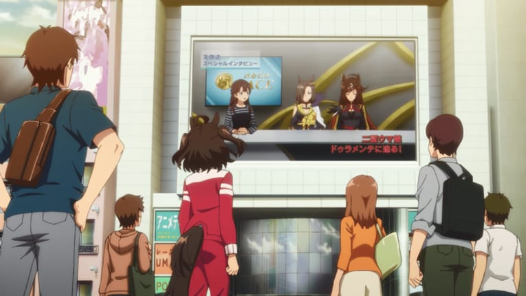 大画面に映し出されるドゥラメンテのインタビュー　©2023 アニメ「ウマ娘 プリティーダービー Season 3」製作委員会