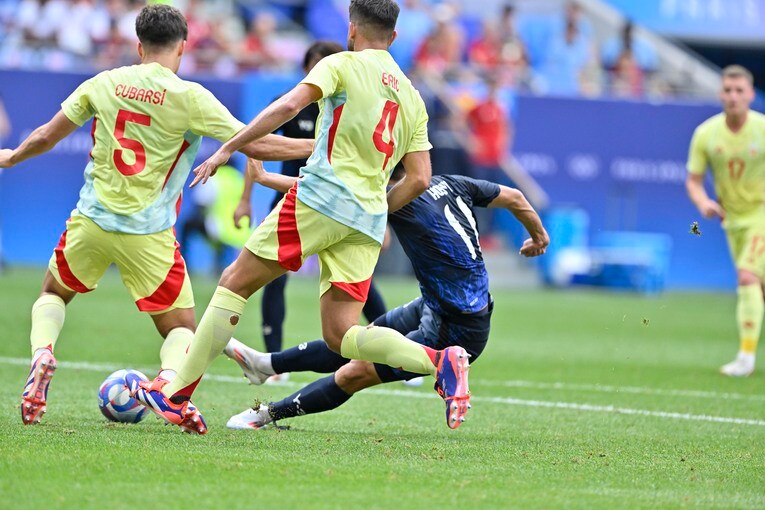 藤田からのパスを細谷が受けた「相手背負ってるのにオフサイド」の一部始終（全20枚中の11枚目）©Takuya Nakachi/JMPA