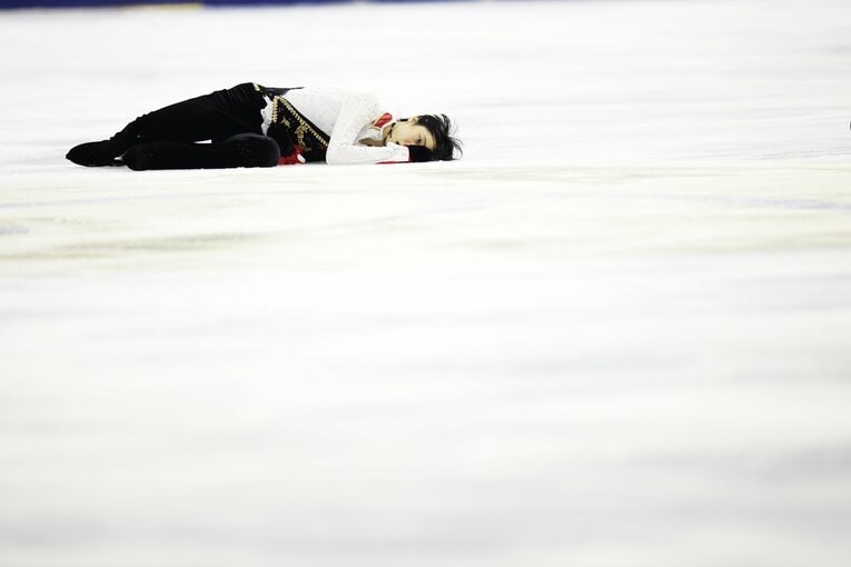 衝突し、リンクに倒れ込む羽生　©Tsutomu Takasu