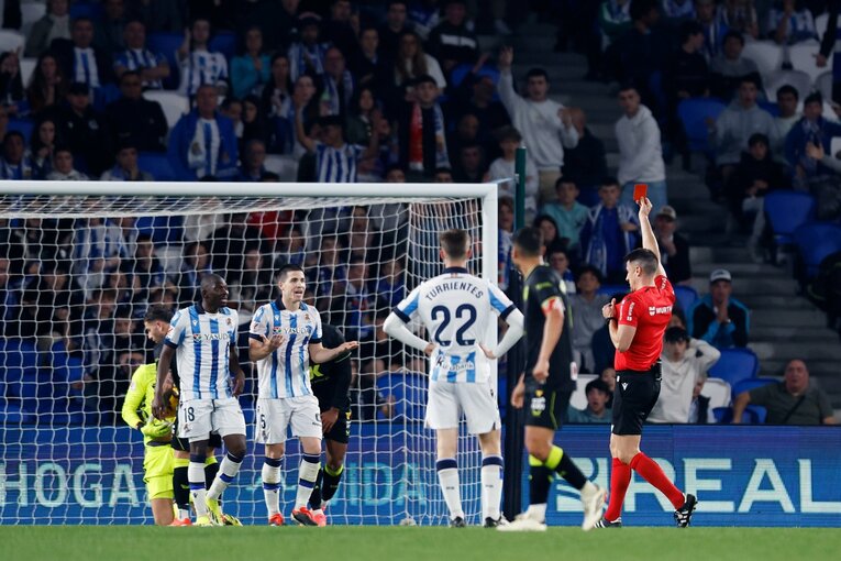 痛恨の終了間際のレッドカードとPK献上