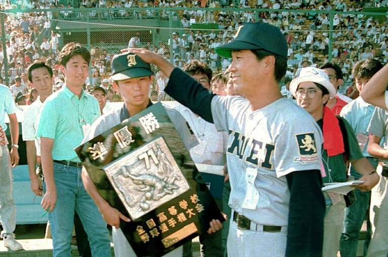筆者が就職活動の面接より優先させて見に行った、1989年8月22日の決勝・帝京対仙台育英。写真は準優勝のナインを祝福する仙台育英・竹田利秋監督 ／ photograph by Sankei Shimbun