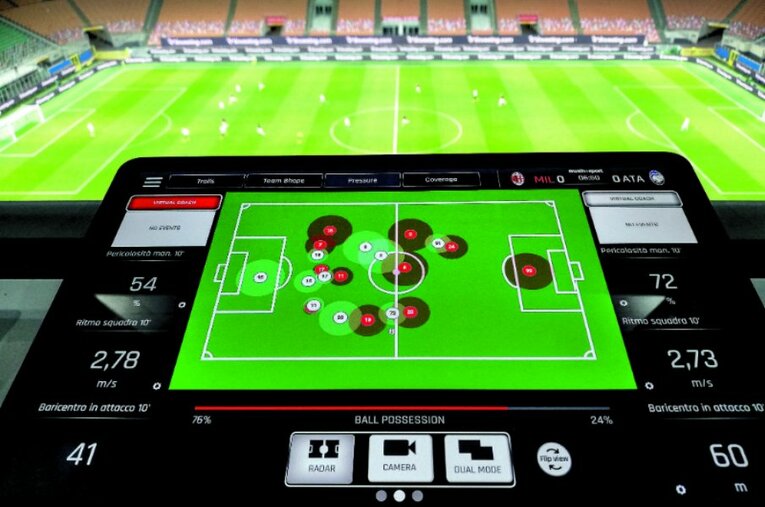 「バーチャルコーチ」に映し出される実際の画面。リアルタイムでピッチ上の出来事を網羅している ／ photograph by L’Équipe