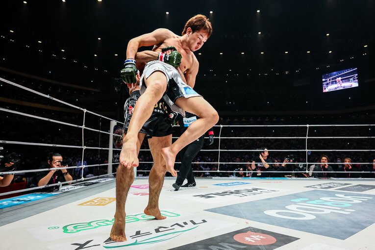 ラジャブアリ・シェイドゥラエフvs.朝倉未来。2025年12月31日、さいたまスーパーアリーナ　©RIZIN FF Susumu Nagao