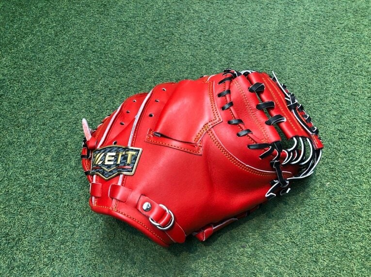 ダントツのシェアを誇るゼットのキャッチャーミット。「親指の部分がほどよく湾曲している」という