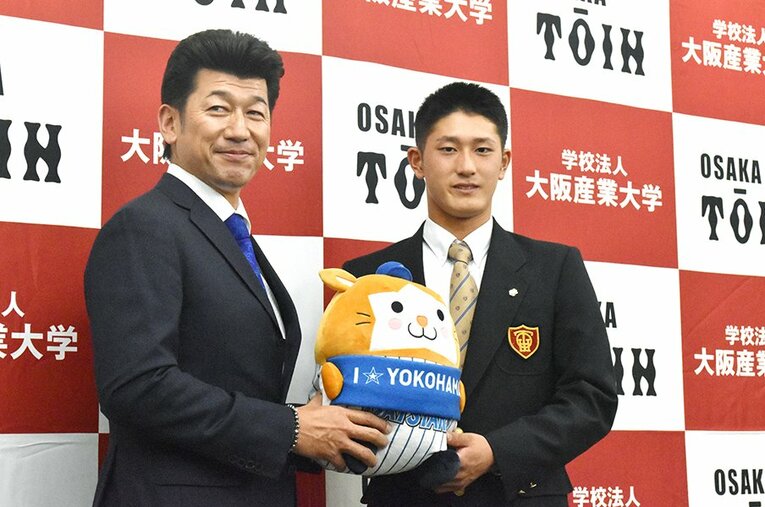 ドラフト会議の翌日、指名あいさつに訪れた三浦大輔監督とドラフト1位で指名された松尾汐恩。ドラフト指名に込めた思いをスカウトグループのリーダーが明かした ／ photograph by JIJI PRESS