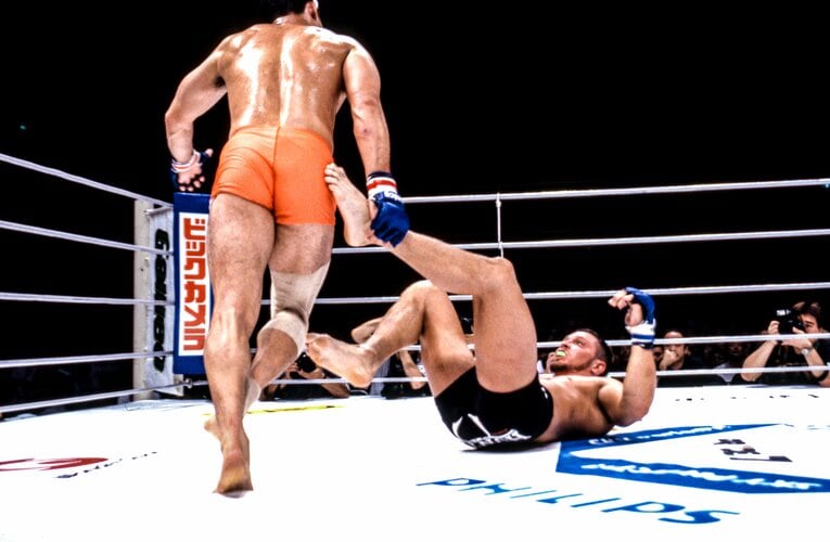 9月には「PRIDE.7」でアンソニー・マシアスと対戦。桜庭は転がった相手のコントロール術に長けていた