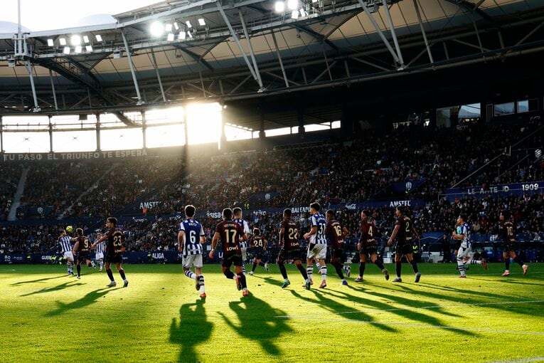 「ふがいないシーズンなので」久保建英が初のヘディング弾後“ファンに謝罪”した背景…不振ソシエダの中で「感覚的には良くなっている」(2)