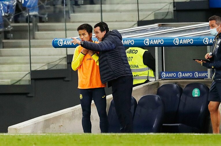 エメリ監督の指示を聞く「ビジャレアル時代」の久保建英