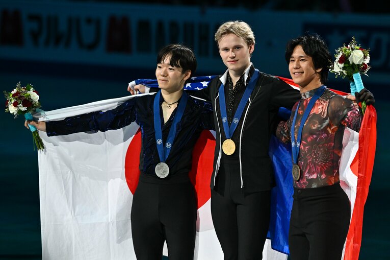 世界選手権表彰式での鍵山優真、イリア・マリニン、アダム・シャオ・イム・ファ　©Getty Images