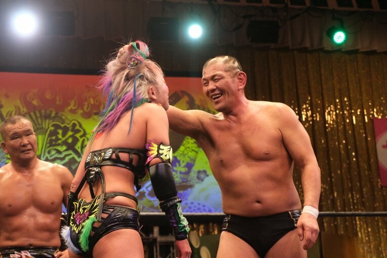 「スターダムをクビになって…」人気女子プロレスラーが初告白　ウナギ・サヤカ“超満員の自主興行”に密着して感じた「不思議な風格」(48)