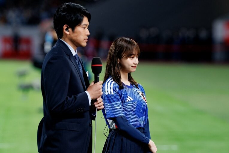 2023年ウルグアイ戦での”解説者”内田篤人と影山由佳　©Kiichi Matsumoto/JMPA