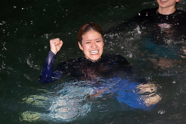 水中で嬉しそうにガッツポーズ