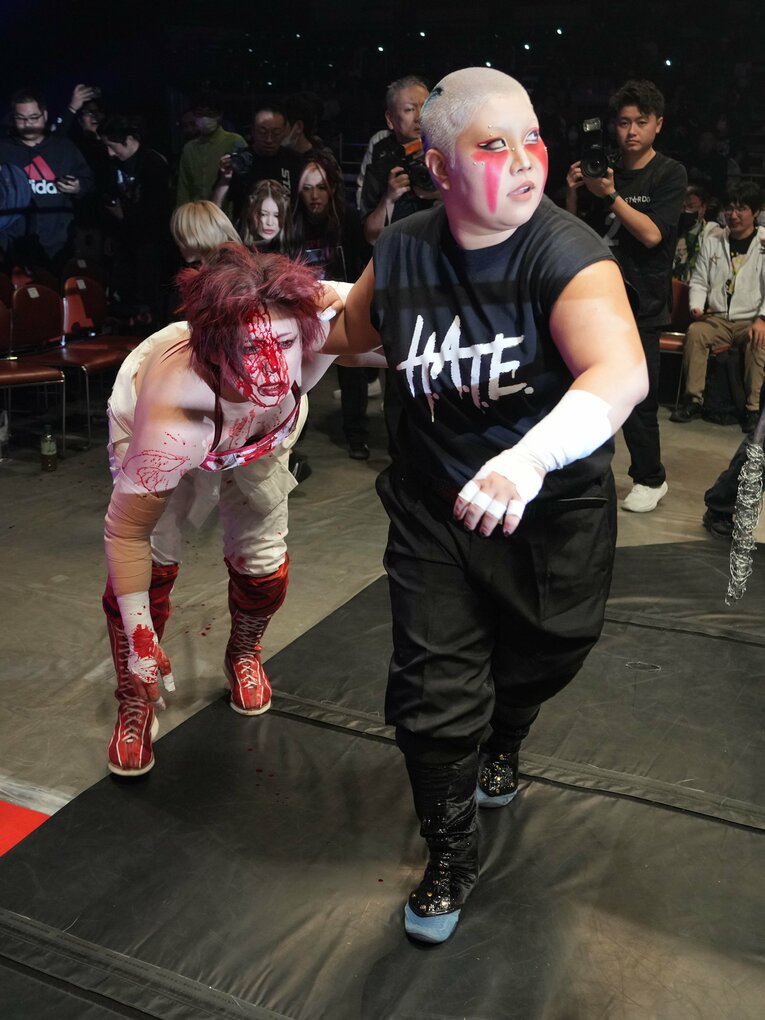 場外で舞華を引きずり回す刀羅ナツコ　©Essei Hara