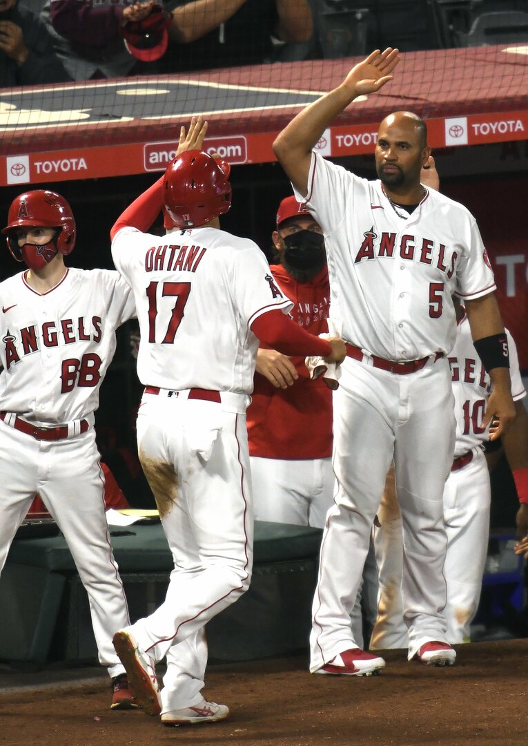 大谷を出迎えるプホルス。エンゼルスでは大先輩も自らベンチを立って祝福するのが文化？　©Getty Images