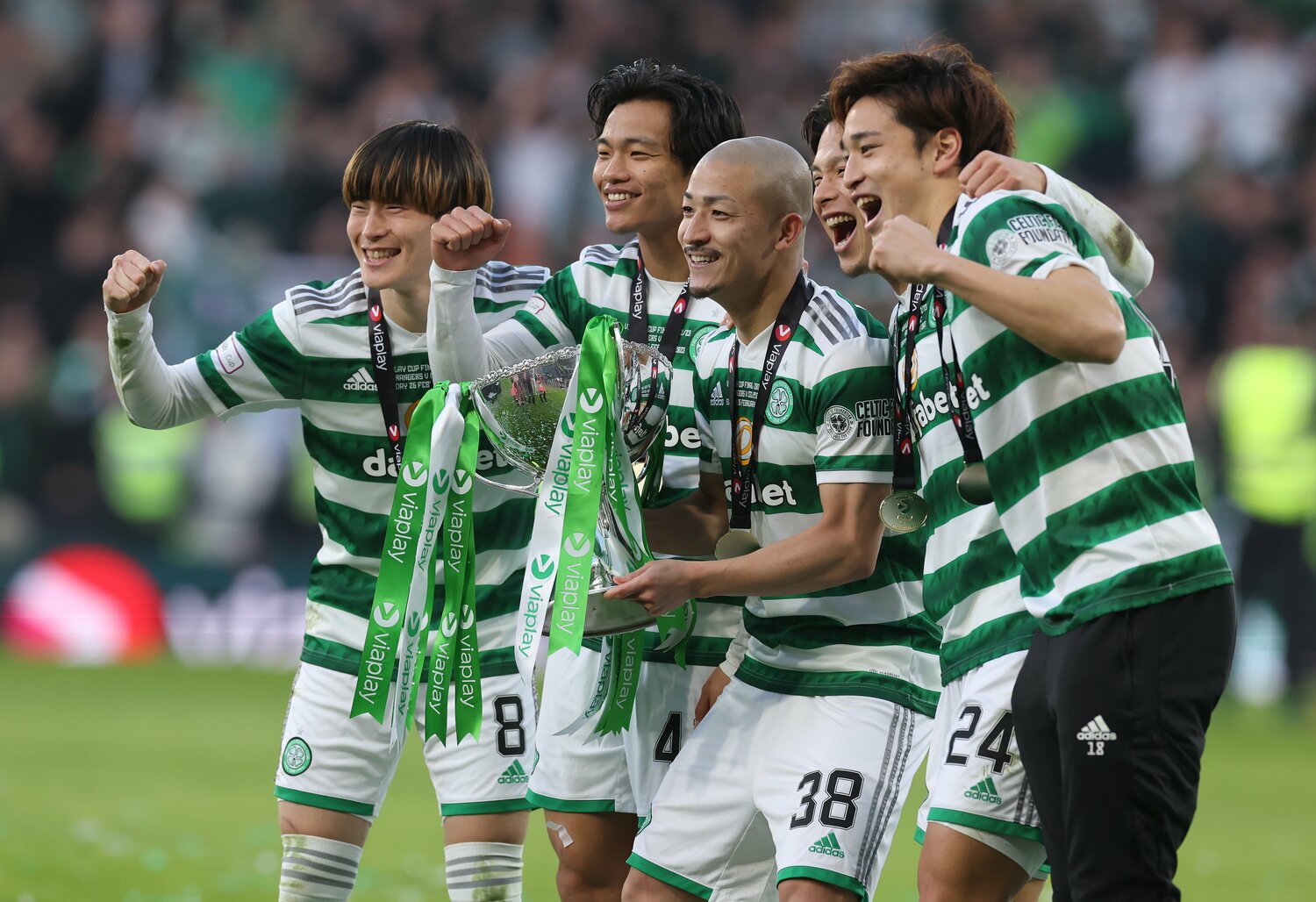 リーグカップのトロフィーを掲げる古橋亨梧、旗手怜央、前田大然、岩田智輝、小林友希。セルティックから日本代表に招集されたのは前田だけだった　©Getty Images