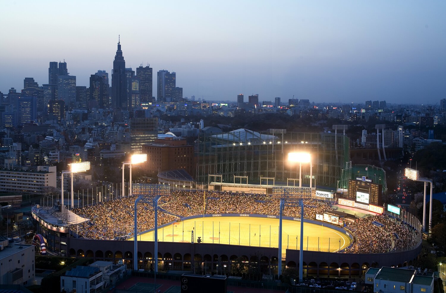 神宮球場 ©BUNGEISHUNJU