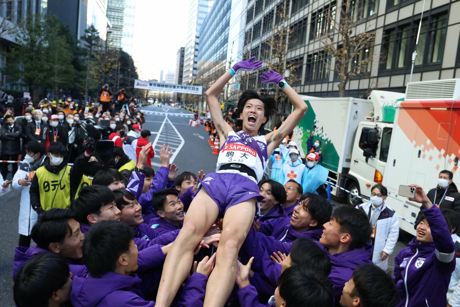 左側、田澤と円に挟まれる形で胴上げに参加する山野 ©JMPA