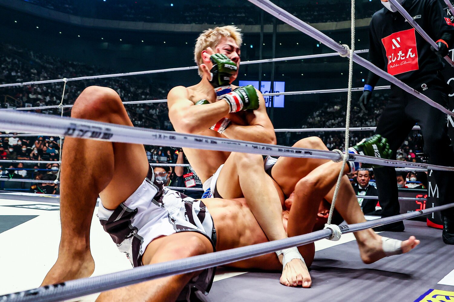 テイクダウンから腕十字までは、一瞬だった　©RIZIN FF Susumu Nagao