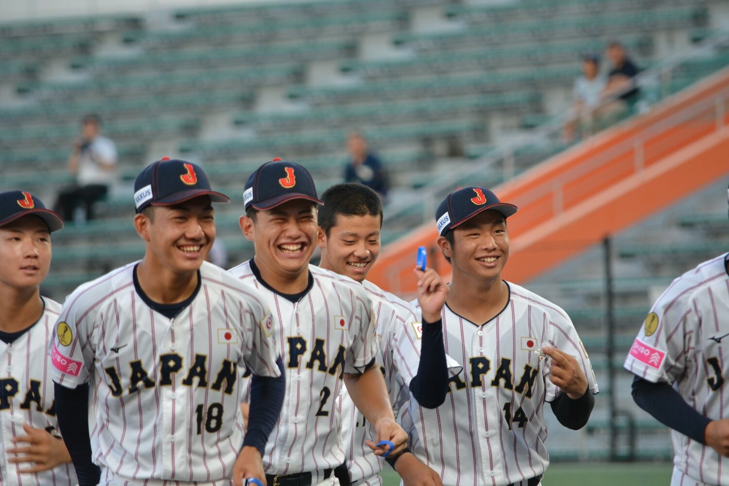 唯一の2年生ながらチームに溶け込んだ末吉良丞。楽しげな笑顔を浮かべる　©Takarin Matsunaga