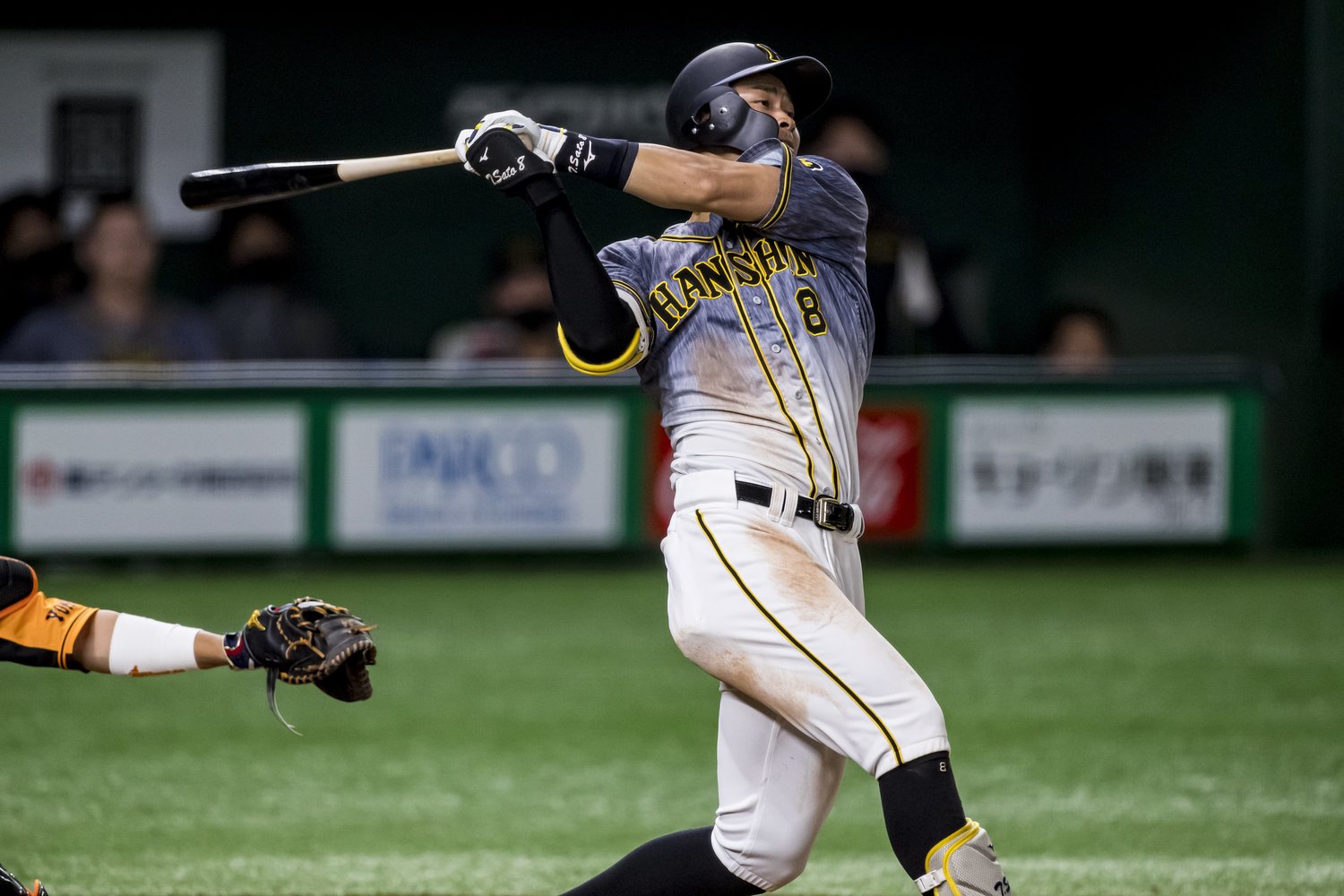 フルスイングする佐藤輝明©Kiichi Matsumoto