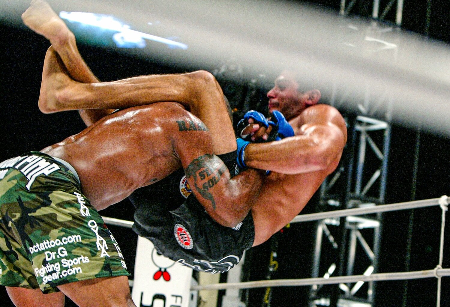 2004年6月、ヒカルド・アローナを失神させたジャクソンの衝撃的なパワーボム ©Susumu Nagao