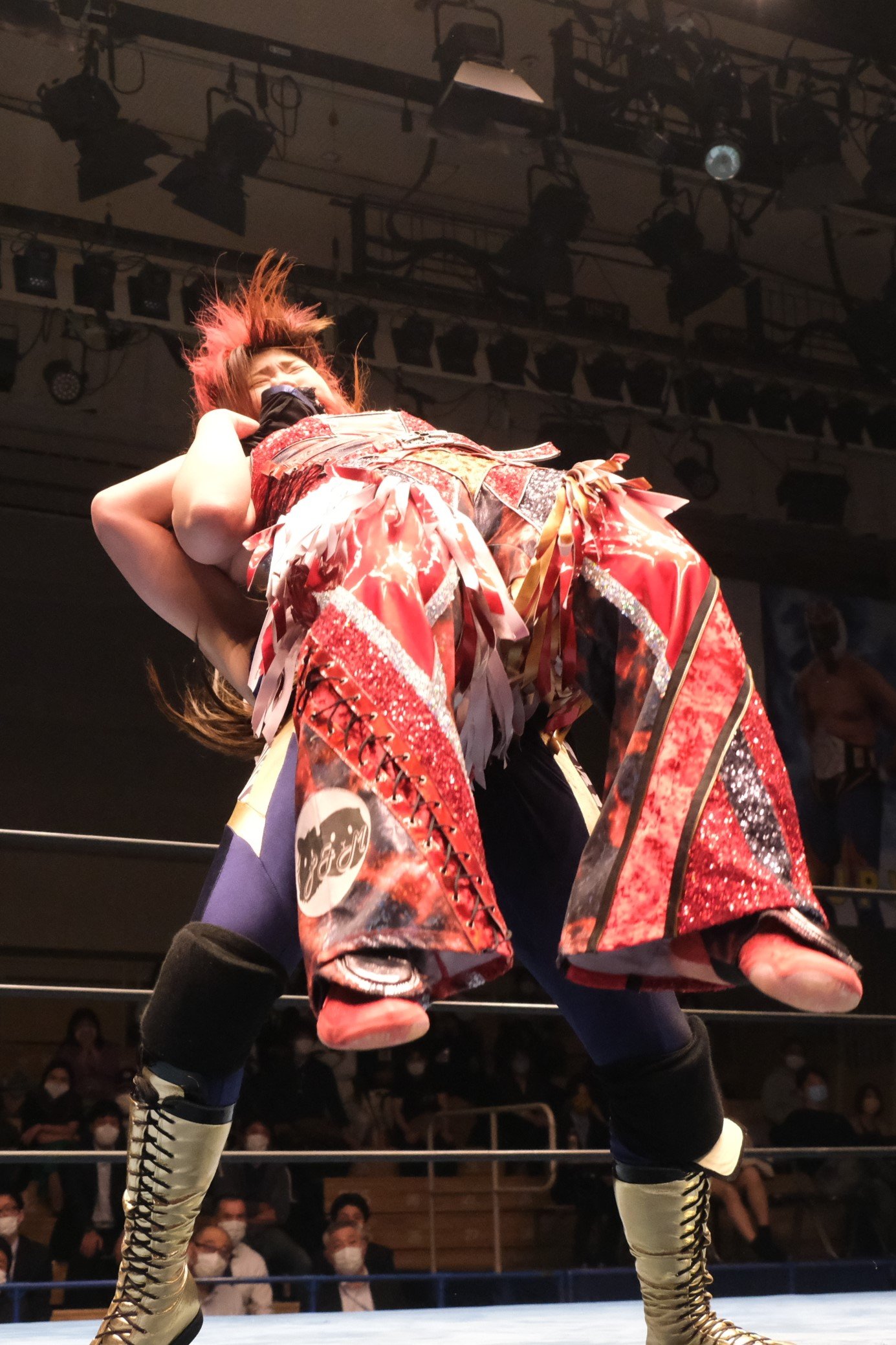 関節を固めた状態でスープレックスへ。彩羽からの勝利は大金星と言っていい