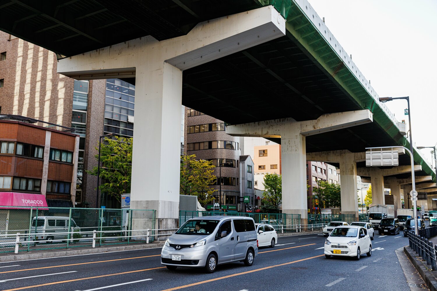 高架沿いを歩くこと5分、日生球場跡地にあったのは……