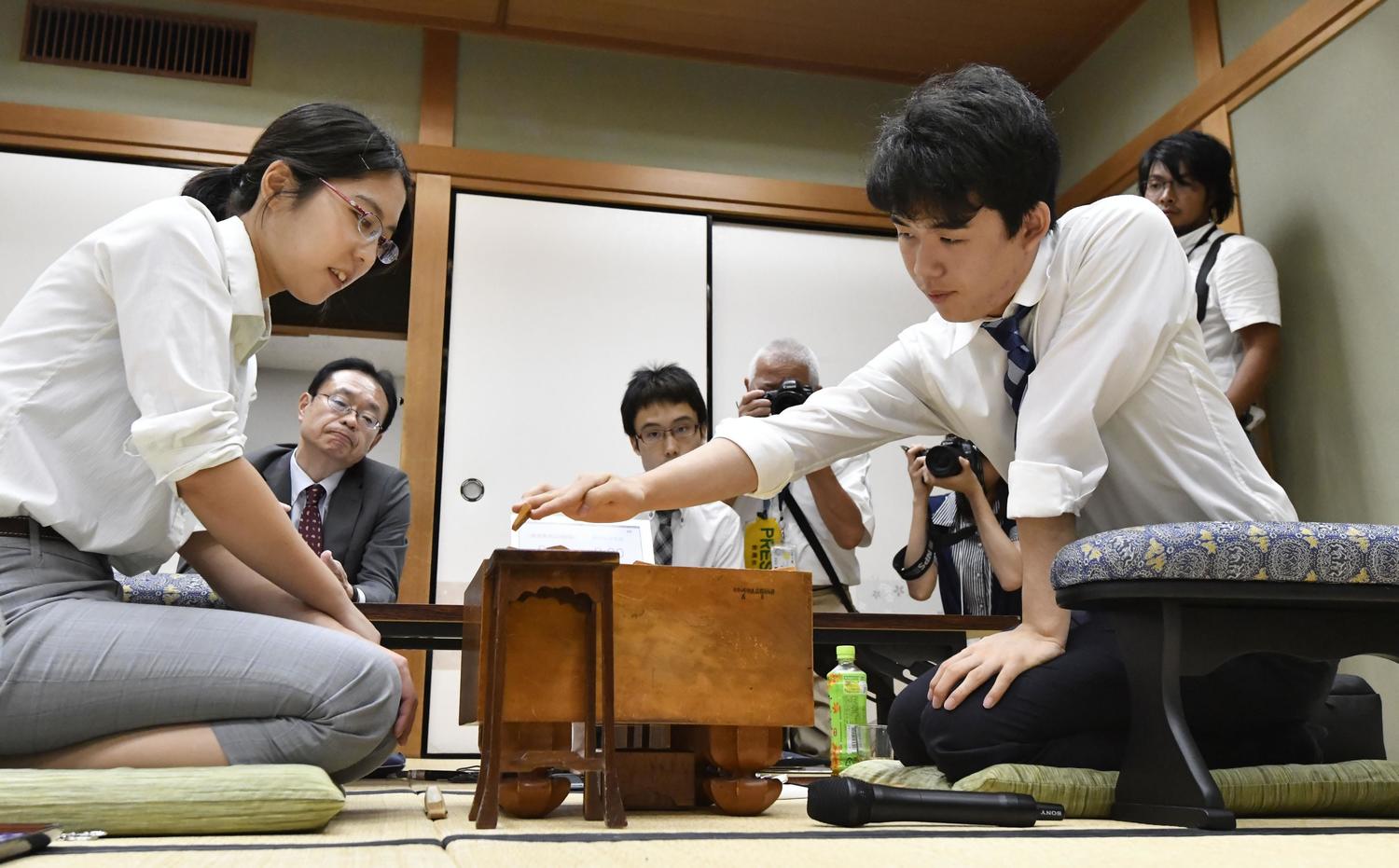 里見香奈女流四冠。写真は2018年の棋聖戦第1次予選で藤井聡太七段(当時)と指した一局 ©KYODO