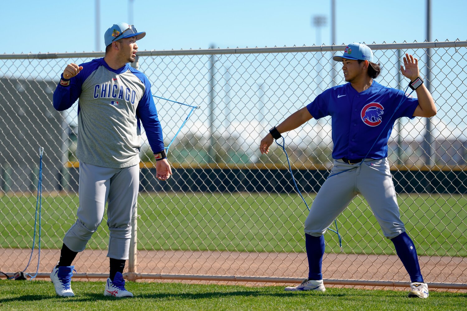 シカゴ・カブスのチームメイト今永昇太（右）とトレーニングをする鈴木誠也　©️Getty Images