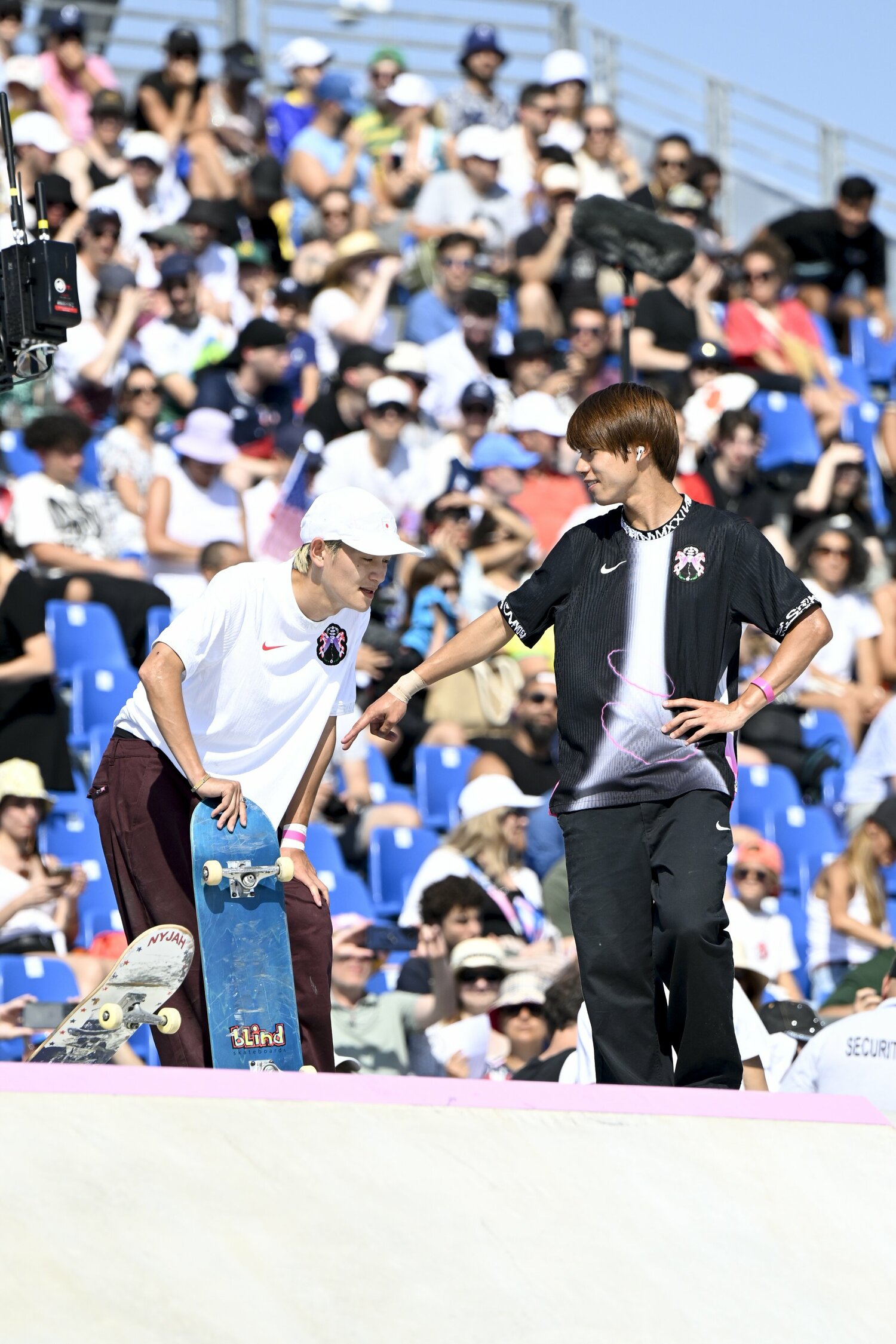 決勝で白井空良と談笑する姿　©Asami Enomoto／JMPA