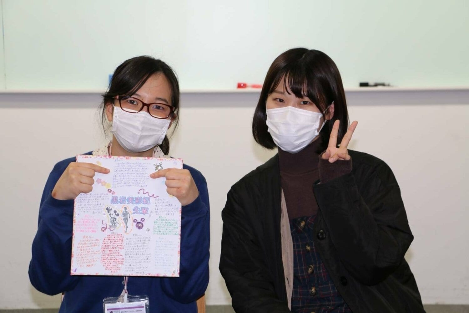 駒スポ陸上班チーフの黒岩美彩紀さん（3年、左）と、次期チーフの清水呼春さん（2年）