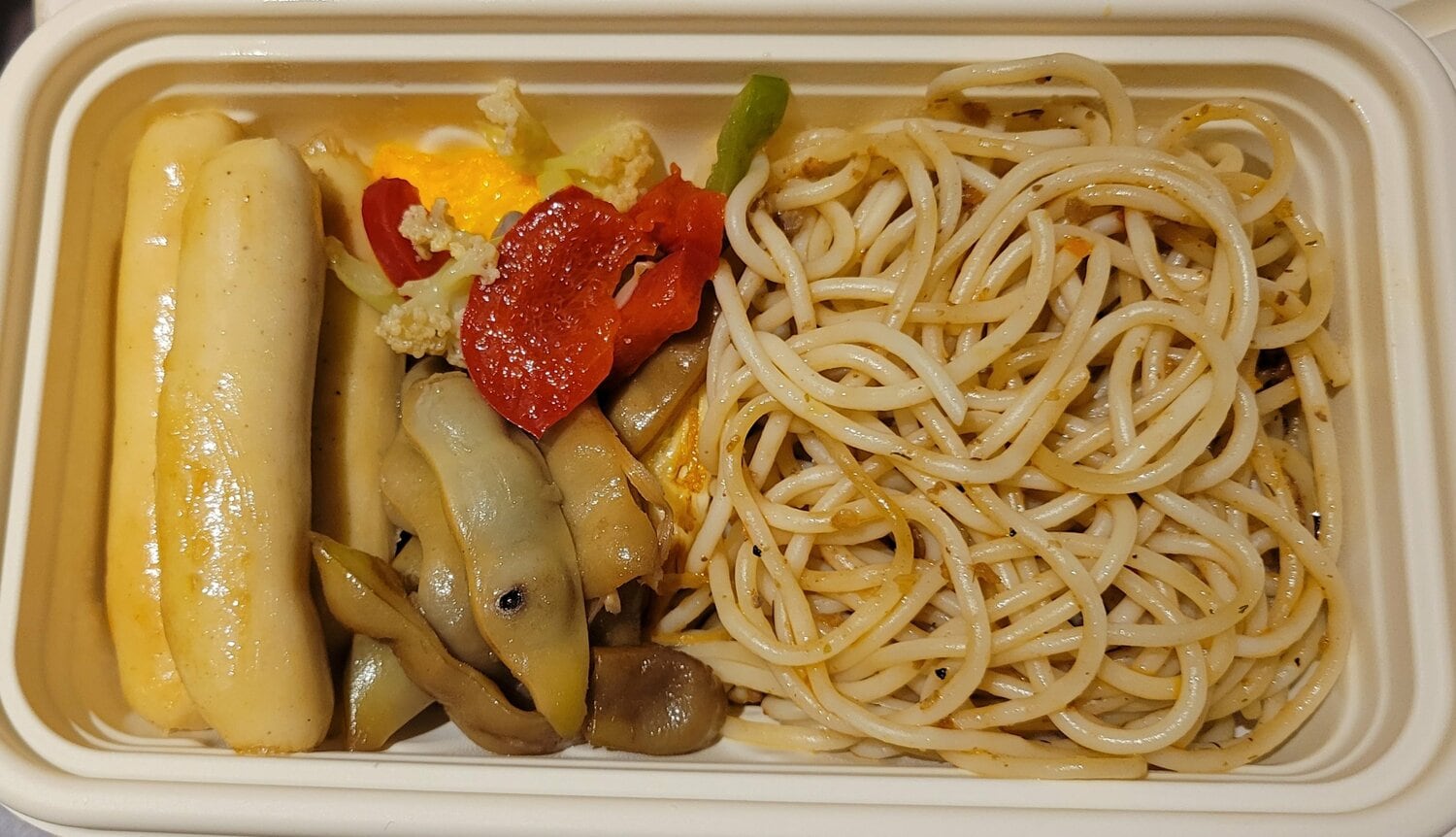 ホテルでは朝食時に持ち帰り用の箱が用意された。ビュッフェ形式の食事をここに詰めて取材に行く記者も多かった（筆者撮影）