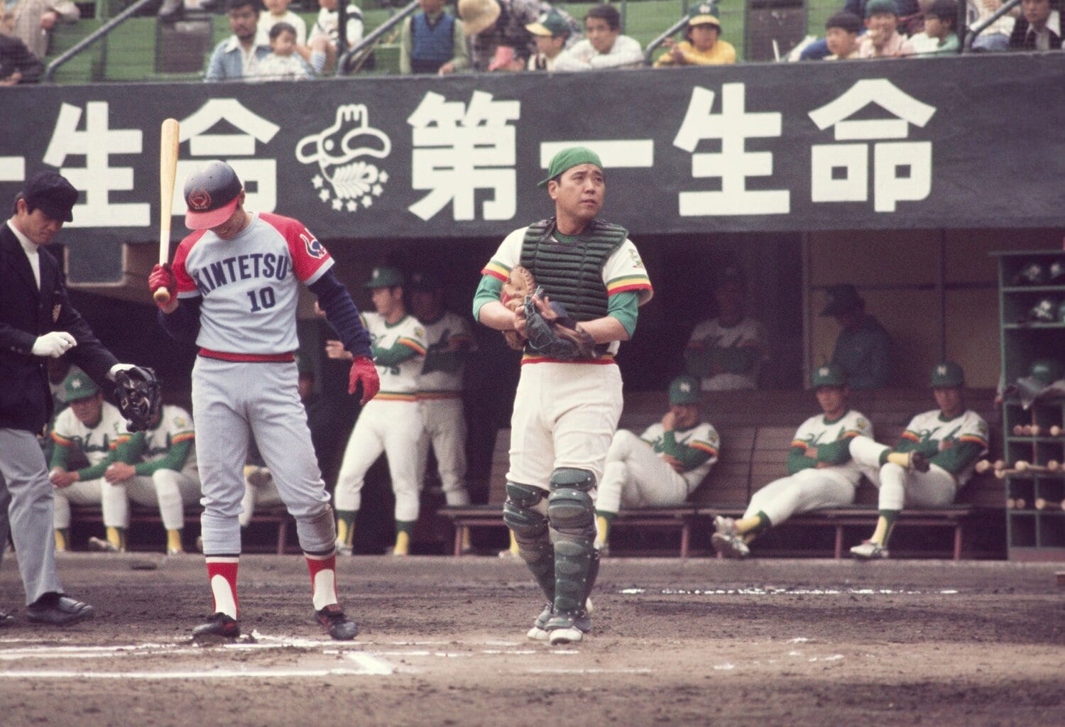 野村克也の「ささやき戦術」。相手バッターによく話しかけていた　©AFLO